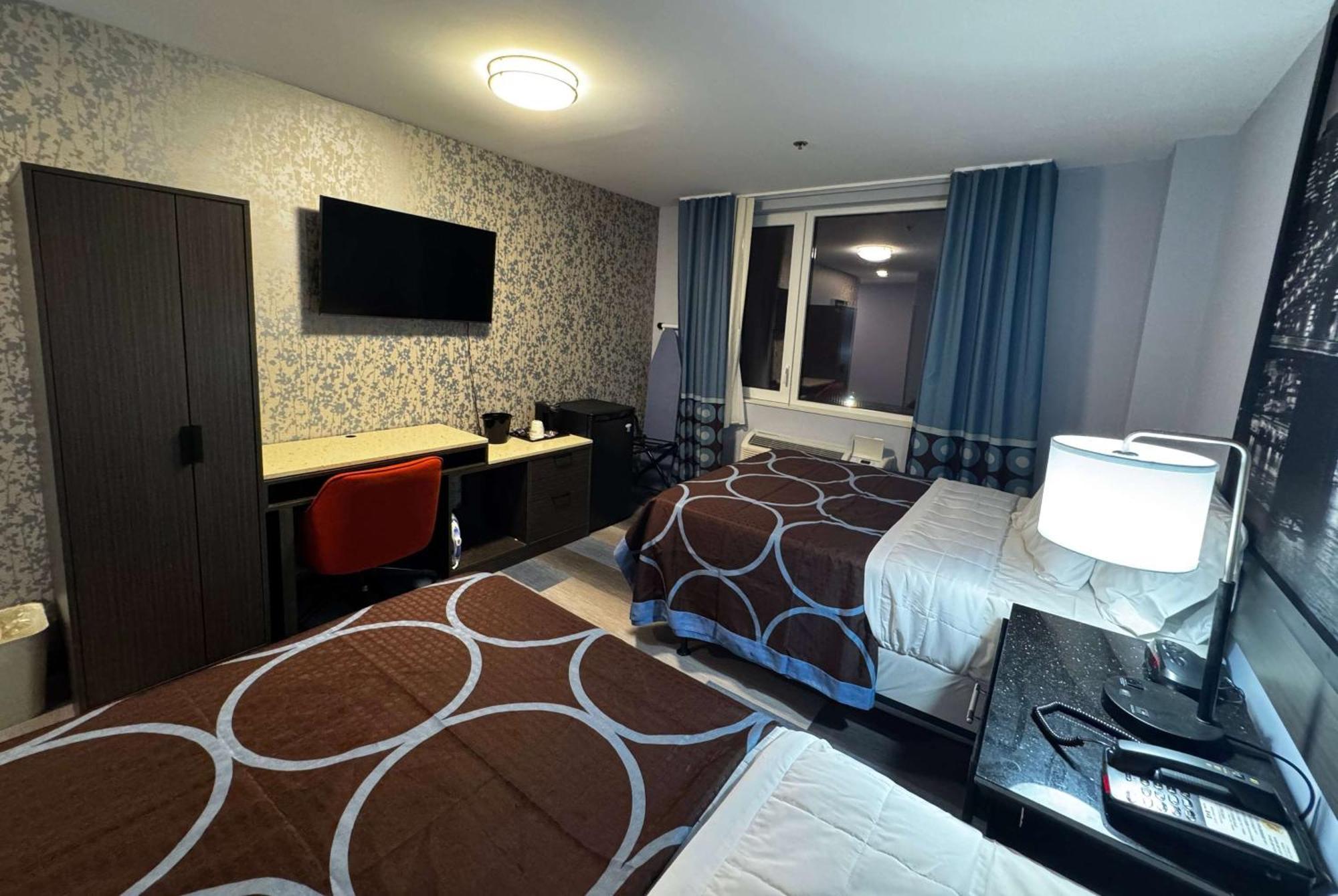Super 8 By Wyndham Brooklyn Fulton Street Broadway Junction Hotel New York Exterior photo